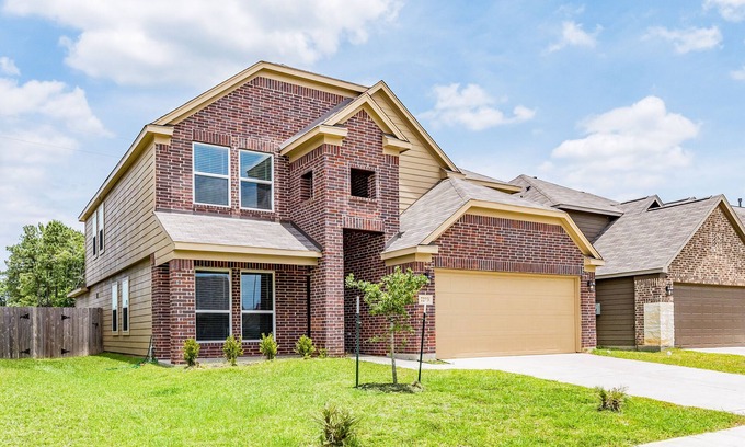 Humble House | Sunny home with yard, central AC & washer/dryer - golf nearby