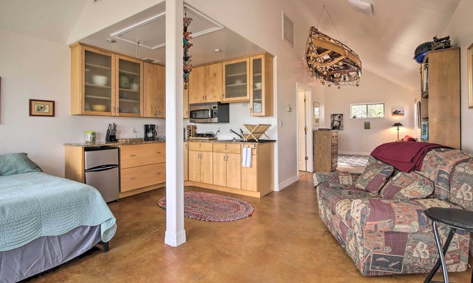 Buchanan Dam Apartment | Sunny Lake Buchanan Waterside Studio w/ Canoe
