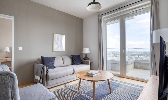 Erdberg Apartment | Sunny Landstraße 2BR w/Gym & Pool, nr U3 Station, by Blueground