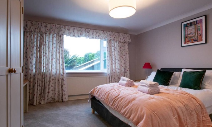 Llanrhidian House | Sunny Marshes in the beautiful Swansea