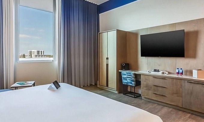 Hallandale Beach Hotel | Sunny Miami Retreat! Pet-friendly Property, Rooftop Swimming Pool!