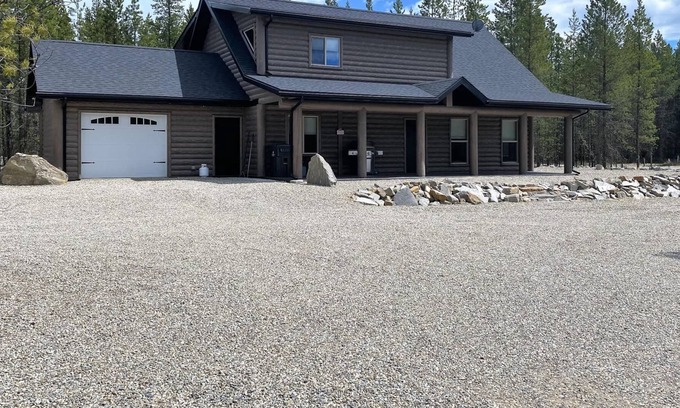 Valemount House | Sunny Peaks - Four Bedroom House, Sleeps 10
