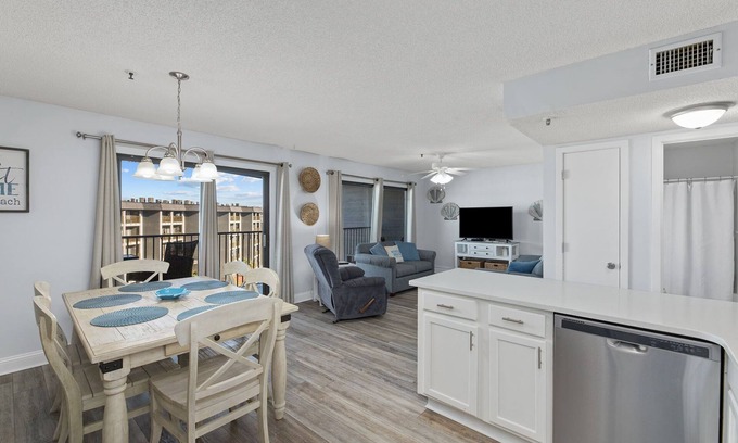 Myrtle Beach Condo | Sunny Seaside Retreat with Beach & Pool Access!