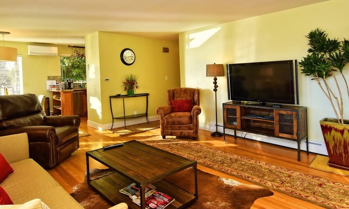 Lower Queen Anne Condo | SUNNY & SPACIOUS 2BD CONDO - AC - GAS FIREPLACE - 5 STAR RATINGS
