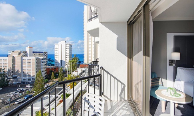 Surfers Paradise Hotel | Sunny studio gem 150M to the beach