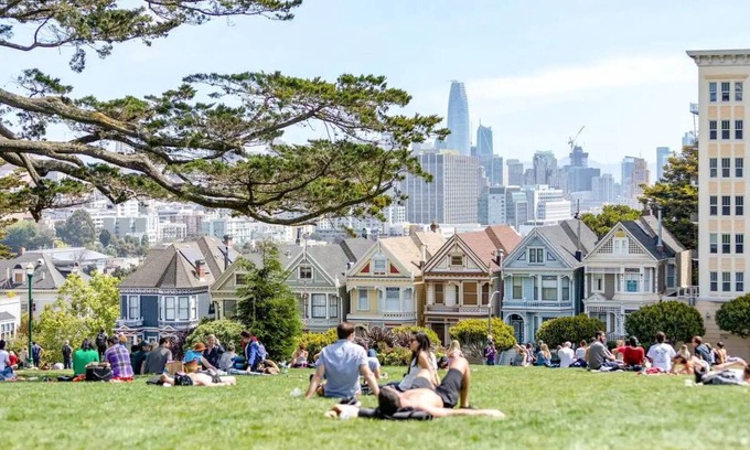 Lower Haight Apartment | Sunny studio by Alamo Square and the Painted Ladies.