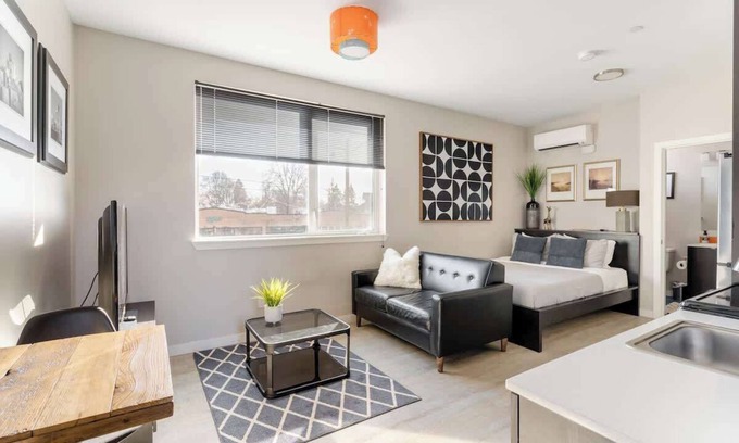 Belmont Apartment | Sunny Studio New Build AC + Fast WiFi