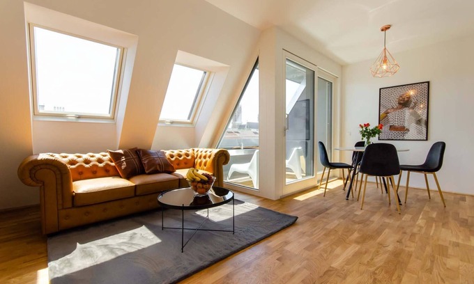 Weißgerber Apartment | Sunny & Stylish | 5★ Location, ♛ King Bed, Balcony