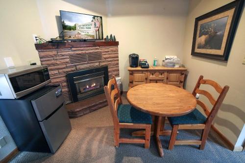 Estes Park Apartment | Sunnyside Knoll- 4 cabin