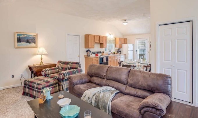 South Lowell Apartment | Sunnyside Up: Low winter rates, Fast WiFi, close to Lowell, Raytheon, HPE, Rt 93, Rt 495, & more