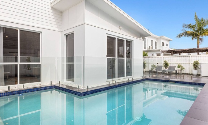 Kingscliff House | Sunrise Mansion with Pool