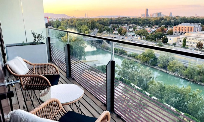 Erdberg Apartment | Sunrise over the park (Prater) and roof terrace pool