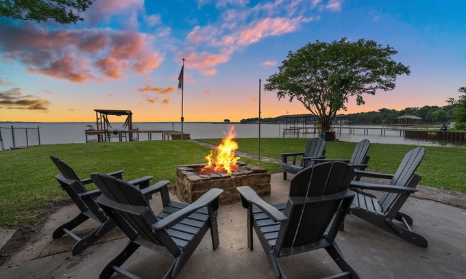 Kemp Cottage | Sunrise Retreat @ Cedar Creek Lake! Hot tub, kayak, SUP, firepit, fishing