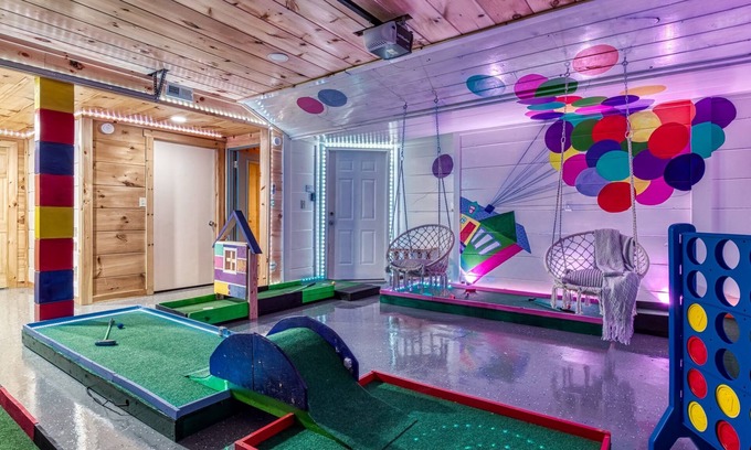 Gatlinburg - Pigeon Forge Ski Chalet | SUNRISE VIEWS-5 Bedrooms: Private:Mini golf -HOT TUB, Arcade-Theater Room, ✔️Pets