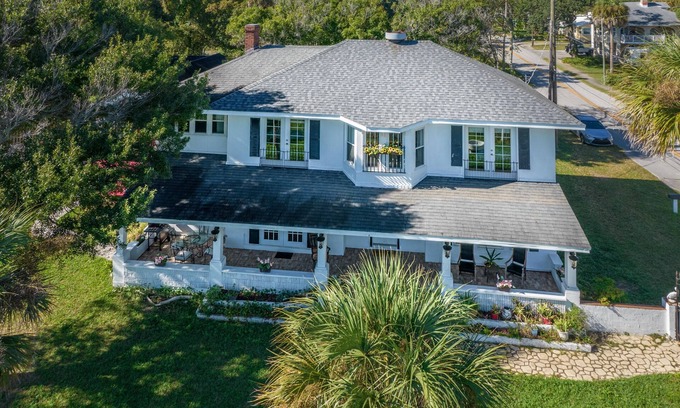 Holly Hill House | Sunrises at home near beach an hour from Orlando