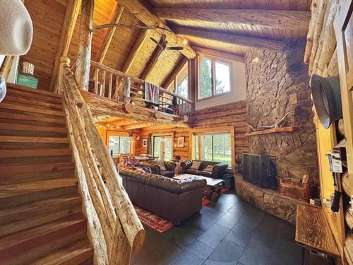 Oregon Water Wonderland House | Sunriver Log Cabin
