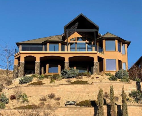 Southwest Mission House | Sunset Lakeview house