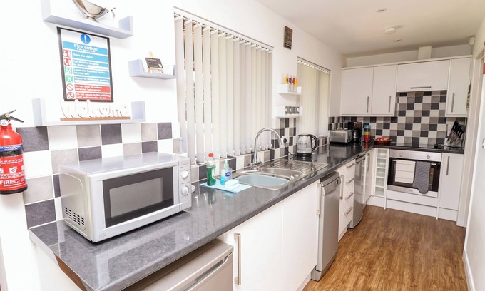 Thorpe On The Hill Cottage | SUNSET LODGE - NO.6, pet friendly, with hot tub in Thorpe-On-The-Hill