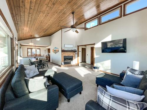 Northeast Colorado Springs House | Sunset Mesa Hideaway hot tub new renovation