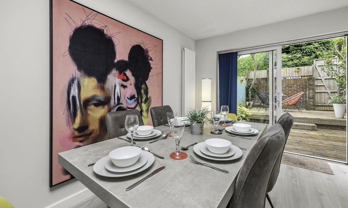 Brighton City Centre House | Sunset Townhouse with Parking