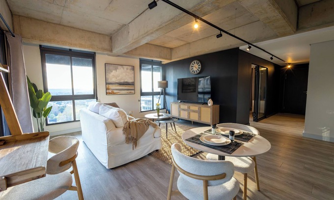Sandown Apartment | Sunset Views- King Bed - Workspace- Sandton