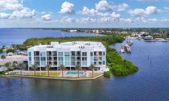 New Shoreham House | Sunset Views, Sand Between Your Toes-Your Winter Escape Awaits!