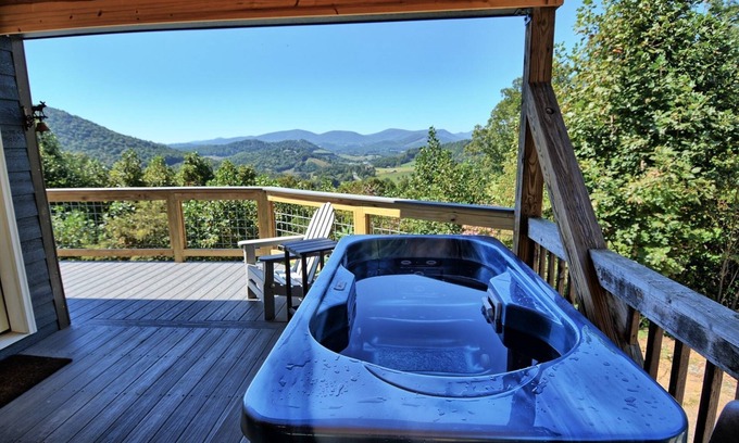 West Jefferson Ski Chalet | Sunset Vistas-Open for Bookings! 1 BR, Hot Tub, Views