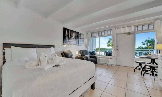 Ruskin Apartment | Sunsets, Htd Pool, Hot Tub, Gym, Arcade, Balcony!