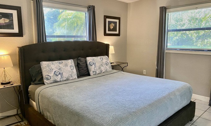 Cooper City House | Sunshine Acre. King Master Suite & BIG Yard