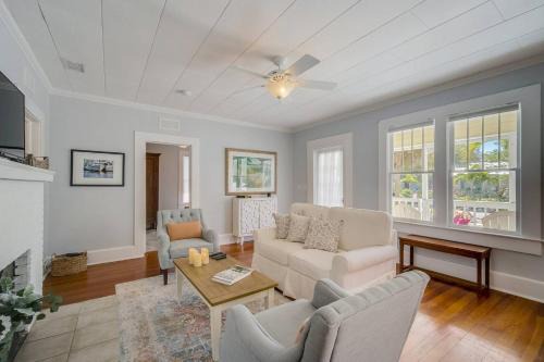 Central Sarasota House | Sunshine Bungalow