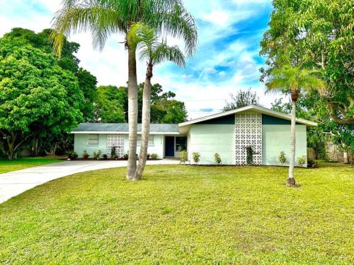 Southgate House | Sunshine Haven: Relax and Unwind