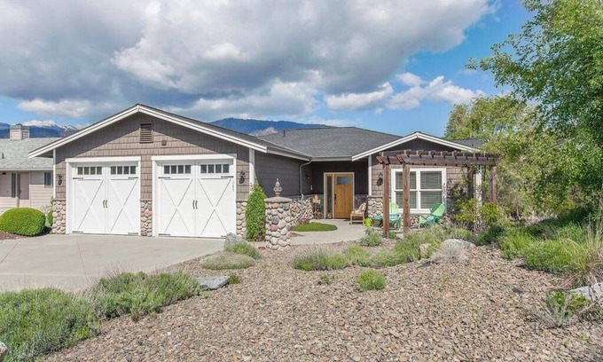 Wapato Point House | Sunshine House at Wapato Point Lake Chelan 5 minute walk to downtown Manson!