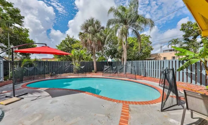 Royal Poinciana House | Sunshine Joy Miami Pool