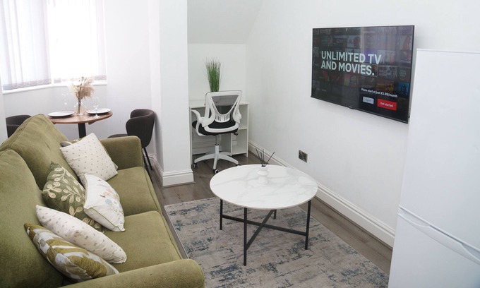 Manchester Apartment | Sunshine Suite