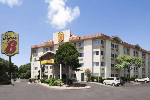 Georgian Acres Hotel | Super 8 by Wyndham Austin North/University Area