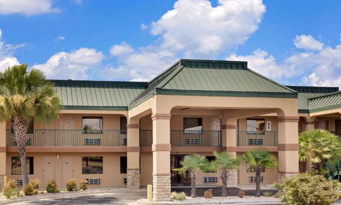 Byron Hotel | Super 8 by Wyndham Byron/South Macon