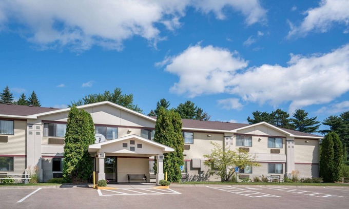 Cloquet Hotel | Super 8 by Wyndham Cloquet