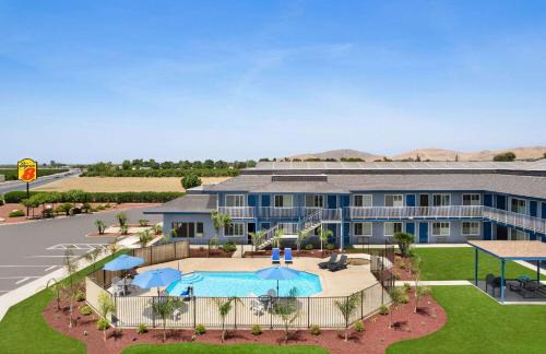 Lindsay Hotel | Super 8 by Wyndham Lindsay Olive Tree