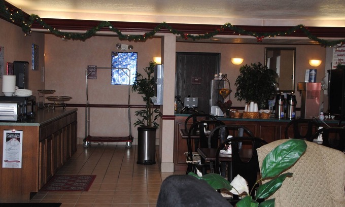 Madison Hotel | Super 8 by Wyndham Madison IN