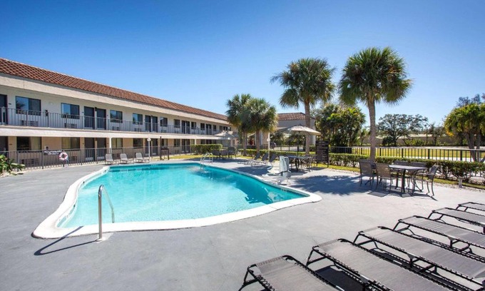 Rural Estates Hotel | Super 8 by Wyndham Naples