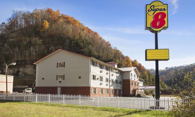 Prestonsburg Hotel | Super 8 by Wyndham Prestonsburg