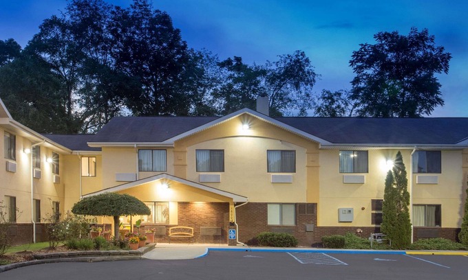 Radford Hotel | Super 8 by Wyndham Radford VA