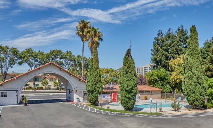 North San Jose Hotel | Super 8 by Wyndham San Jose Airport