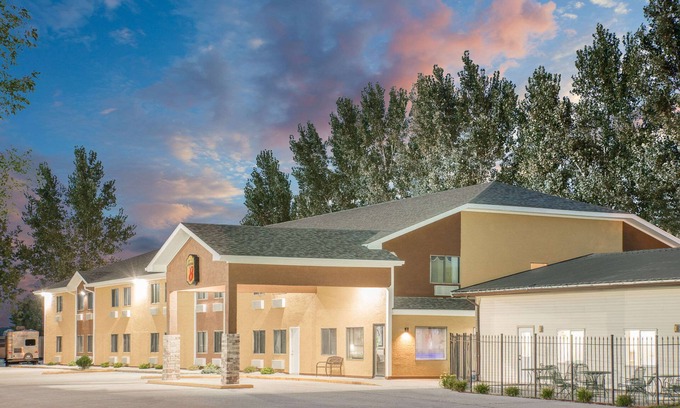 Webster City Hotel | Super 8 by Wyndham Webster City IA