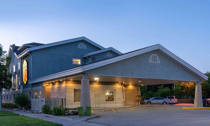 Winnipeg Hotel | Super 8 by Wyndham Winnipeg West