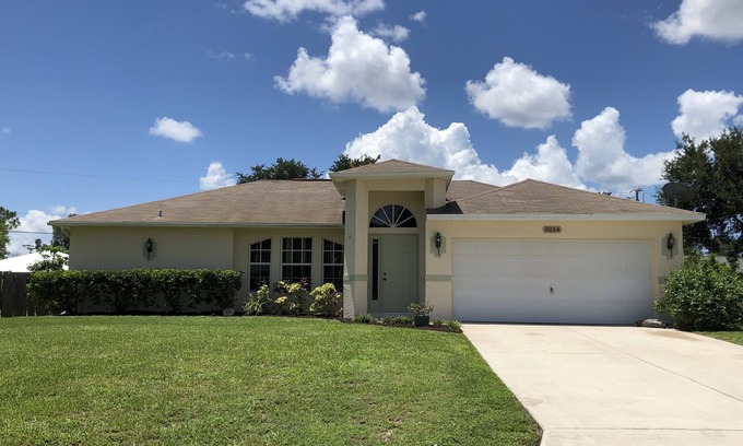 San Carlos Park House | Super Clean, Comfortable, & Centrally Located near RSW and FGCU