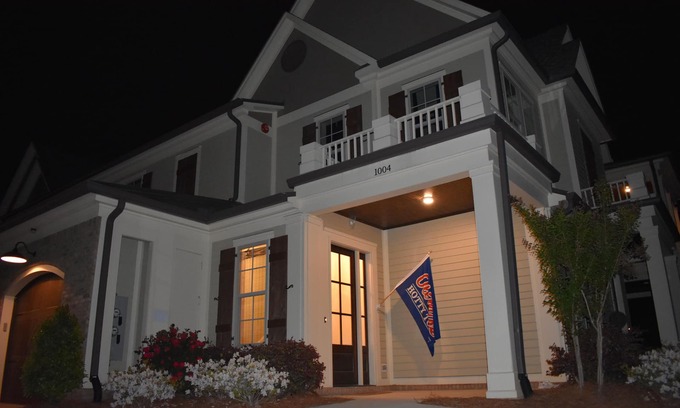 Country Club House | Super Clean Luxury Townhome in The Country Club Area-Minutes to Square & Campus!
