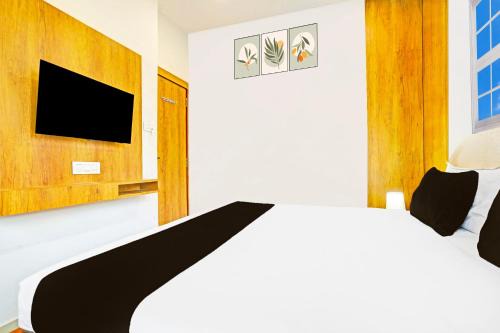 Surat Hotel | Super Collection O Adajan Formerly Hotel Western Inn