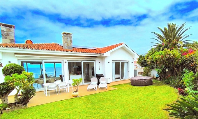 Los Realejos Villa | Super Comfortable Nature Villa in front of the SEA, with Jacuzzi and Sauna.