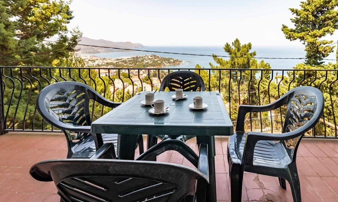 Llanca Apartment | Super Fener 92 – apartment with terrace and views